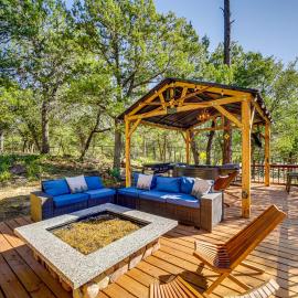 Hot Tub, Game Room: Dog-Friendly Pine Cabin!, hotel en Pine