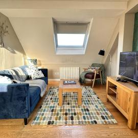 The Courtyard 2 Bedroom Apartments in Central Windsor with Parking, Hotel in Windsor