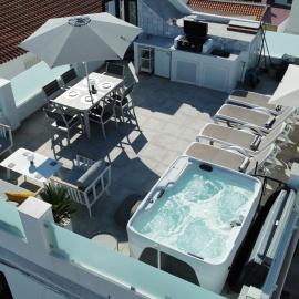 Modern 2 bed apartment, private roof terrace with jacuzzi - Competa Centre - Casa de La Plaza, hotel en Cómpeta