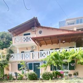 Villa Nefeli, hotel in Piqeras