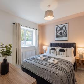 Spacious 5-Bedroom House in Nottingham