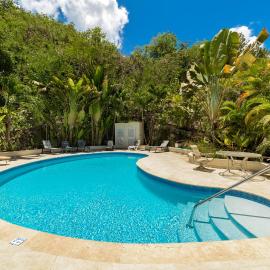 Golden Acre Beach Villa-2 mins walk - Alleynes Bay: Saint James şehrinde bir otel