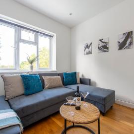Ealing 3 Bath Flat with Parking 10 mins to Station