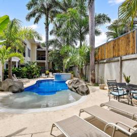 Trendy Renovated Condo with Private Patio, Shared Pool & Jacuzzi Near the Beach, готель у місті Потреро