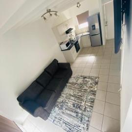 Luxury Suites at St Petes Duplex Townhouse, hotel em Newton Park