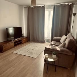 Wolverhampton Apartment with Free Parking 1 minute from the train station