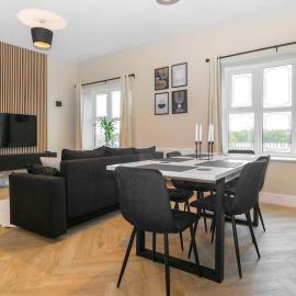 Modern 4 Bed House with Pool Table, hotel in Stoke on Trent