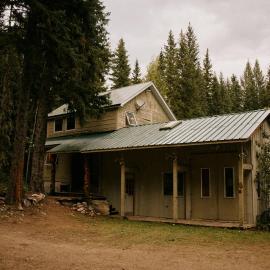 Rustic Executive Cabin at Beaverfoot، فندق في Parson