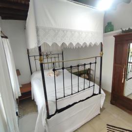 Faith's Stone House، فندق في Simou
