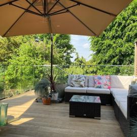 Lovely Large Garden Flat 23mins to Central London Four Bedrooms, hotel in Purley