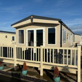Palm Grove 121 - Golden Palm Resort - Pet friendly, WiFi, close to beach and clubhouse - Meadow Lakes Caravan & Lodge Hire, hotel in Chapel Saint Leonards
