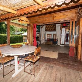 Fare TEAK avec Palapa et piscine partagée, Hotel in Maharepa