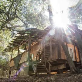 Japanese Tea House with Private Mountain Trails and Creek, хотел в Topanga Park
