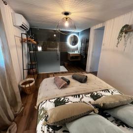 Cocon cosy appart romantique, jacuzzi piscine, hotel in Puget