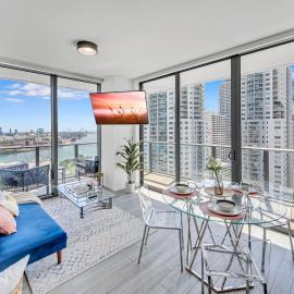 Mesmerizing Water Views Corner Condo โรงแรมในไมอามี