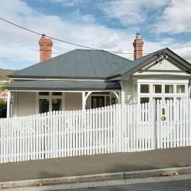 Sunny spacious three bedroom apartment with views, Hotel in Hobart