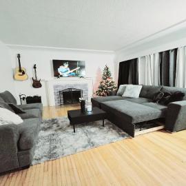 Spacious Private Cozy 2br Home with TeePee Dining Room! Private Parking! Self Check-in, hotel din Burnaby