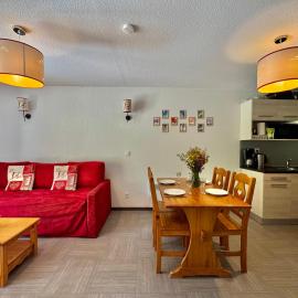 Appartement Vars sur les pistes de ski avec piscine, hotel in Sainte-Marie