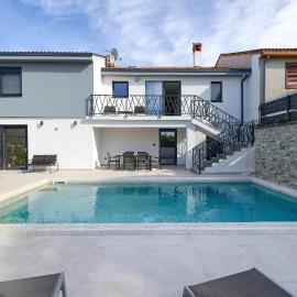 Villa Meri near Pula for 6 people with heated pool & only 500 m from beach, hotelli kohteessa Štinjan