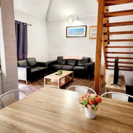 Loft Villa Pool Spa & Beach Sleeps Six!, hotel u gradu Mandura