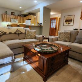 Woods Way Hideaway - minutes from Petoskey & Harbor Springs - close to beaches, skiing & more!, hotell i Petoskey
