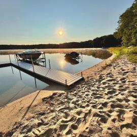 Beautiful Retreat on Sand Lake, khách sạn ở Irons