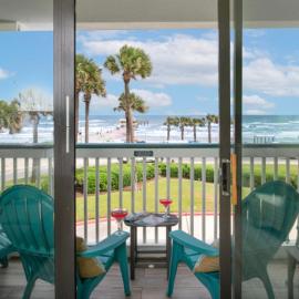 Turtley Awesome Beachfront Condo Pool, hotel in Galveston