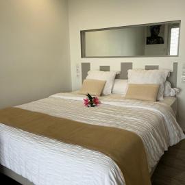 Lady laying, hotel a Le Diamant