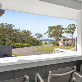 Dog friendly Paradise, 1-2B Bagnall Ave - water views, air con, Wi-Fi, hotel in Salamander Bay