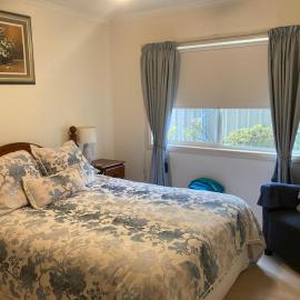 HOSTS offer HOME STAY on HIGH Queen Bed -Private Home -Private Bathroom