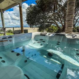 Large riverfront home with spa and stage, hotel a Te Kopuru