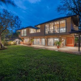 SaffronStays Red Brick House - 3BR English-style villa with verandah dining, orchard lawn & classic charm, hotel in Panchgani