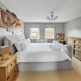 Large 5 Bedroom 3.5 Bathroom house garden/driveway hot tub, hotel in Claypole