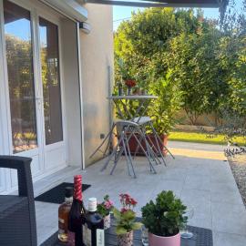 Petite maison cosy en bord de Marne 2 lits en mezzanine, logement climatisé, hotel a Maisons-Alfort