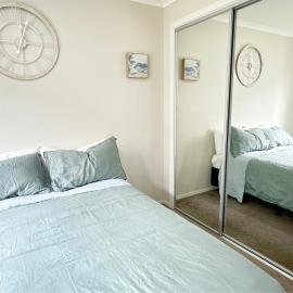 Bright&Cozy Room with private bathroom - On street parking only、オークランドのホテル