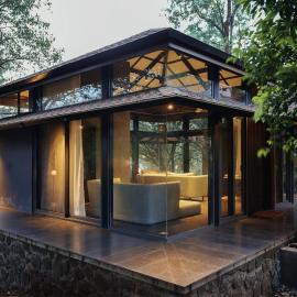 SaffronStays The Glasshouse - Romantic Panchgani Villa with Panoramic Views & Cozy Comfort, hotel in Panchgani