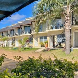 Brisas del Lago Apartamentos, hotel in Colón