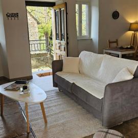Gîte la Doucette proche des Cascades, hotelli kohteessa Salles-la-Source
