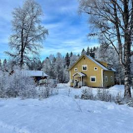 Ailo - Family holiday home Bograngen, hotel en Brograngen