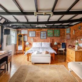 Countryside Cottage with Log Burner | Walk to Village Pub