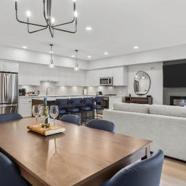 Perfect 3 bed-2 bath Top Floor Hot Tub Heated Pool Gym, hotel in Dead Man's Flats