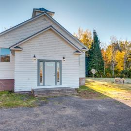 5 Mi to Twin Lakes SP! Renovated Church, hotel v mestu Toivola