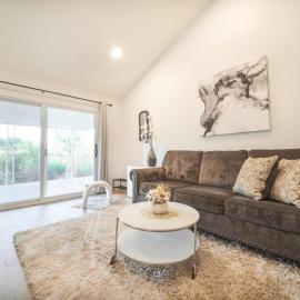 2 TVs - Vaulted Ceiling - Private Kitchen & Entrance, hotel in Walnut