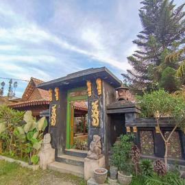 Intayu Homestay RedPartner، فندق في Gubukklakah