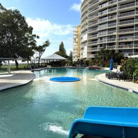 Gemini Resort, 2bedroom Unit19 and carpark Golden Beach, Caloundra, hotel a Golden Beach