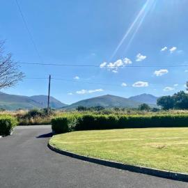 2 Bed Flat - Sleeps 4 - Garden - Parking - Wifi, hotell sihtkohas Killarney