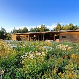 A country house with horses, hotel u gradu 'Variku'