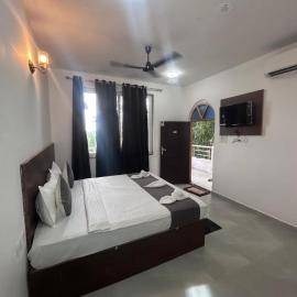 Hotel blue ocean studio rooms with kitchen baga beach, hotell i Calangute