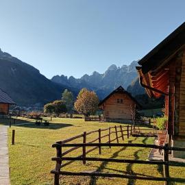 Alpi Giulie Chalets, hotel em Valbruna