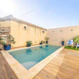 4 Bedroom Holiday Home with Private Pool，泽布季的飯店